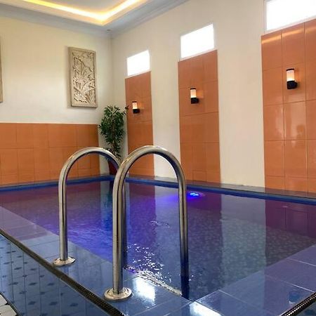 Kayz Villa Batu Dengan Kolam Renang Pribadi Kültér fotó