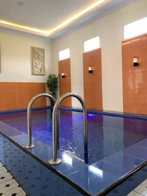 Kayz Villa Batu Dengan Kolam Renang Pribadi Kültér fotó