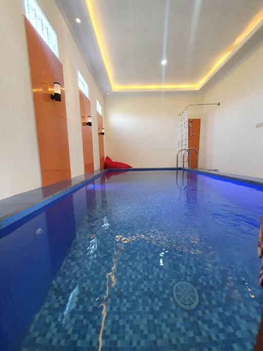 Kayz Villa Batu Dengan Kolam Renang Pribadi Kültér fotó